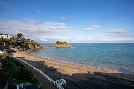Plage à proximité. Chambre d'hôtes 'Fusains 5 Petit-déjeuner Vue Mer' avec vue sur la mer, jardin partagé et Wi-Fi