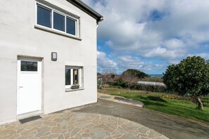 Property grounds - Bed and breakfast 'Fusains 5 Petit-déjeuner Vue Mer' with Sea View, Shared Garden and Wi-Fi (Saint-Quay-Portrieux)