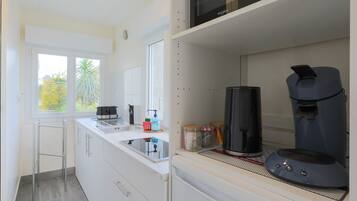 Frigorifero, microonde, piano cottura, macchina per tè/caffè