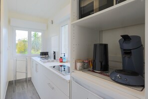 Fridge, microwave, stovetop, coffee/tea maker