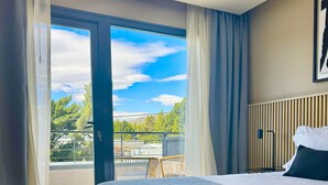 Deluxe Double Room Single Use, Non Smoking, Balcony | Bathroom | Shower, towels, soap, shampoo - MABRA SUITES (El Calafate)