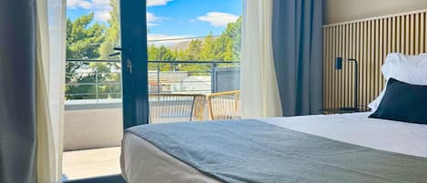 Deluxe Double Room Single Use, Non Smoking, Balcony | Bathroom | Shower, towels, soap, shampoo