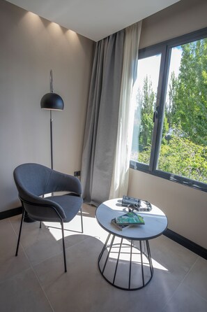 华丽双人房（单人入住）, 无烟房, 阳台 | 客房内保险箱、办公桌、笔记本电脑工作区、遮光窗帘