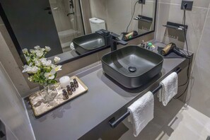 Habitación Deluxe con 1 cama doble o 2 individuales, no fumadores, balcón | Baño | Ducha, toallas, jabón y champú