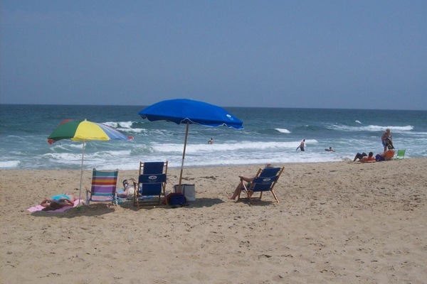 Sulla spiaggia, lettini da mare, teli da spiaggia