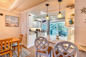 Dining - Charming Riverfront 2/2 Cottage with Private Docks, Wifi, Cable, and A/C (Sebastian)