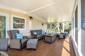 Terrace/patio - Charming Riverfront 2/2 Cottage with Private Docks, Wifi, Cable, and A/C (Sebastian)