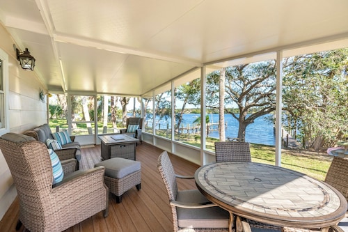 Charming Riverfront 2/2 Cottage with Private Docks, Wifi, Cable, and A/C