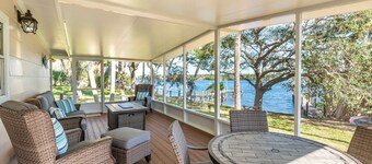 Charming Riverfront 2/2 Cottage with Private Docks, Wifi, Cable, and A/C