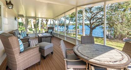 Charming Riverfront 2/2 Cottage with Private Docks, Wifi, Cable, and A/C
