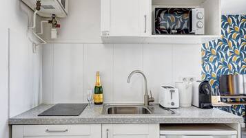 Kylskåp, mikrovågsugn, kaffe- och tebryggare och brödrost