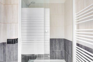 Douche, sèche-cheveux, serviettes fournies