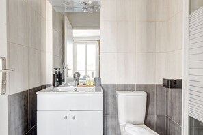 Een douche, een haardroger, handdoeken