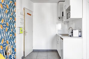 Een koelkast, een microgolfoven, een koffiezetapparaat/waterkoker