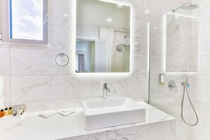 Classic Double Room | Bar mini, meja, ruang kerja komputer riba, cadar katil 