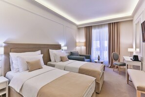 Minibar, Schreibtisch, laptopgeeigneter Arbeitsplatz, Bettwäsche