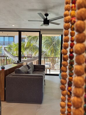 Loft Deluxe - utsikt mot poolen | Vardagsrum