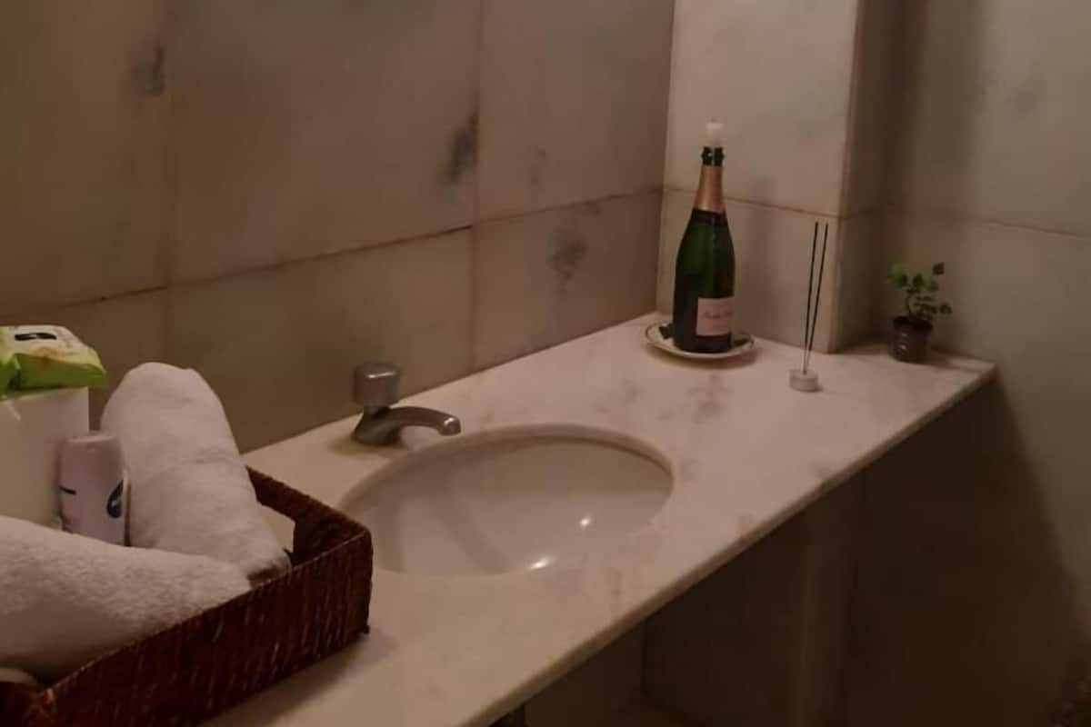 Superior-Doppelzimmer, Meerblick | Badezimmer | Dusche, Handtücher, Toilettenpapier