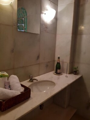 Quarto casal superior, vista para o mar | Banheiro | Chuveiro, toalhas de banho, papel higiênico