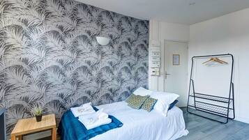 1 habitación, tabla de planchar con plancha, wifi y ropa de cama