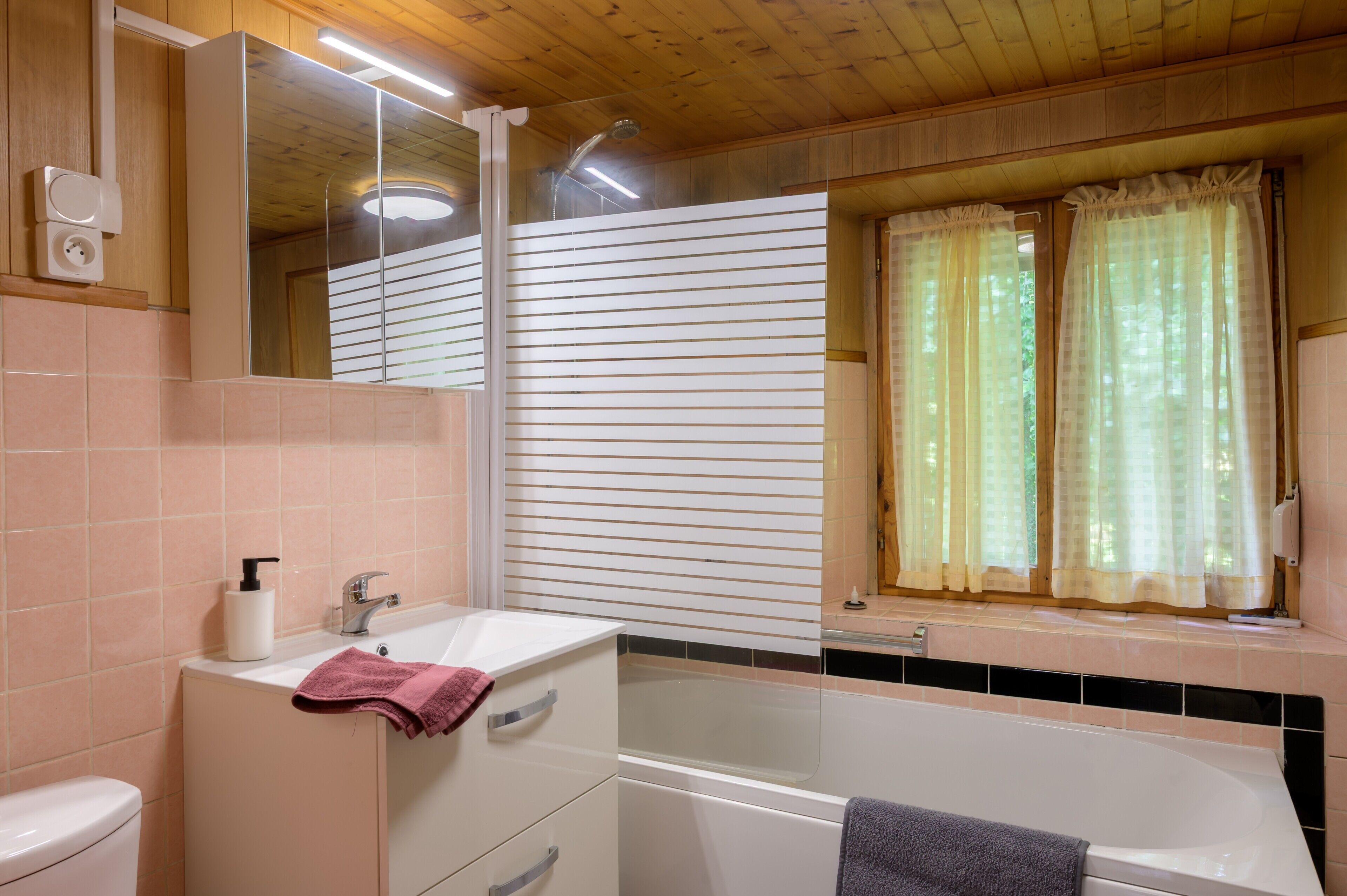 Een douche, een haardroger, handdoeken