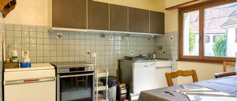 Een koelkast, een microgolfoven, een oven, een kookplaat