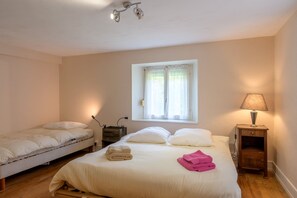 4 slaapkamers, een strijkplank/strijkijzer, gratis wifi, beddengoed