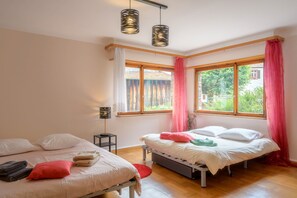 4 slaapkamers, een strijkplank/strijkijzer, gratis wifi, beddengoed