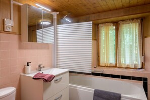 Een douche, een haardroger, handdoeken
