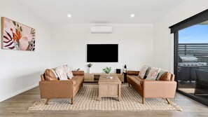 Smart TV - Seaview Serenity - A modern escape with ocean views. Your perfect getaway! (Apollo Bay)