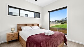 5 bedrooms, iron/ironing board, WiFi, bed sheets