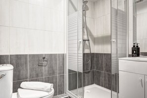 Shower, hair dryer, towels