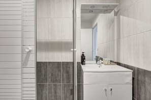 Douche, sèche-cheveux, serviettes fournies