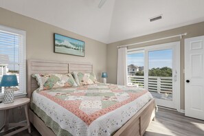 6 bedrooms, travel crib, internet, bed sheets