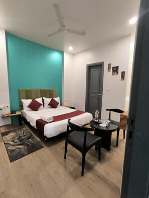 Desk, laptop workspace, free WiFi - Hotel 7 Star (New Delhi)