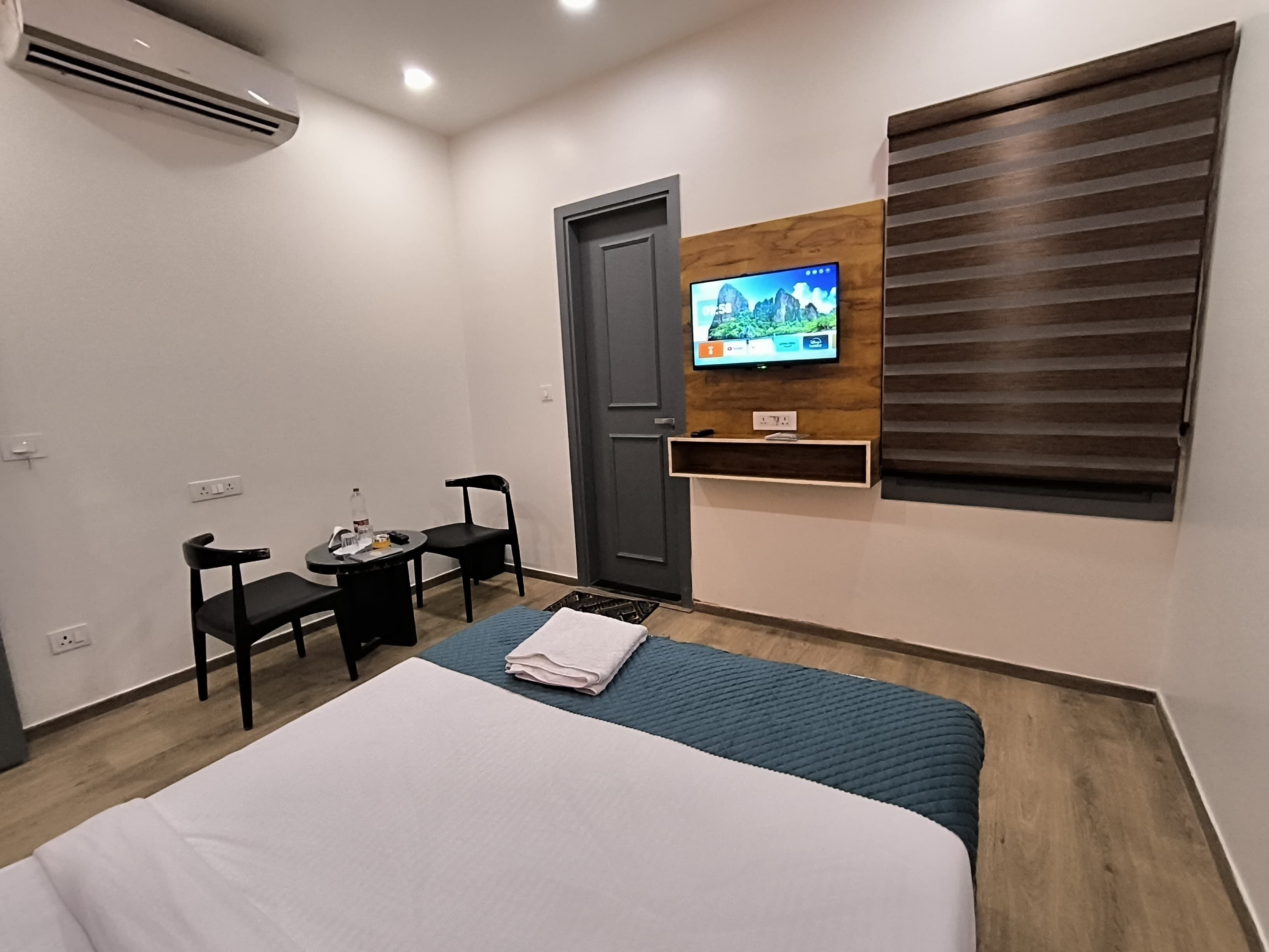 Escritorio, espacio para trabajar con laptop y wifi gratis 