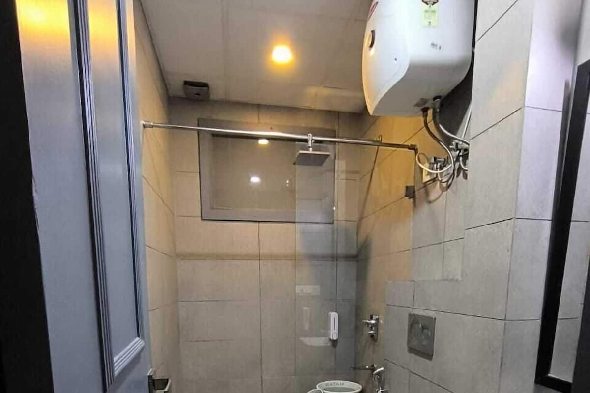 Doppia Deluxe | Bagno | Doccia, set di cortesia gratuito, asciugamani, sapone