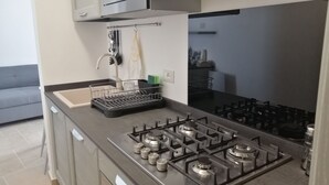 Kaffetrakter/tekoker, kjøleskap, mikrobølgeovn og ovn