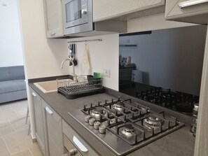 Réfrigérateur, micro-ondes, four, plaque de cuisson