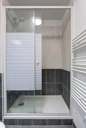 Dusche, Haartrockner, Handtücher