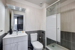 Douche, sèche-cheveux, serviettes fournies