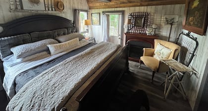 Charming pet friendly 2-bedroom cabin in lovely Monroe with WiFi, AC
