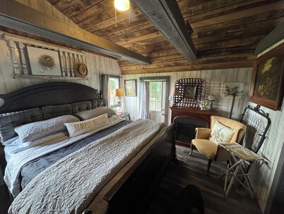 Charming pet friendly 2-bedroom cabin in lovely Monroe with WiFi, AC