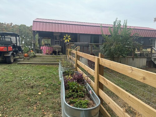 Charming pet friendly 2-bedroom cabin in lovely Monroe with WiFi, AC