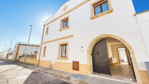 Un bâtiment à deux étages doté d’une grande entrée en arc de cercle, de nombreuses fenêtres et d’une façade propre et bien entretenue.