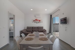 Dining - Holiday Home 'El Descanso' with Private Pool, Wi-Fi and Air Conditioning (Conil de la Frontera)