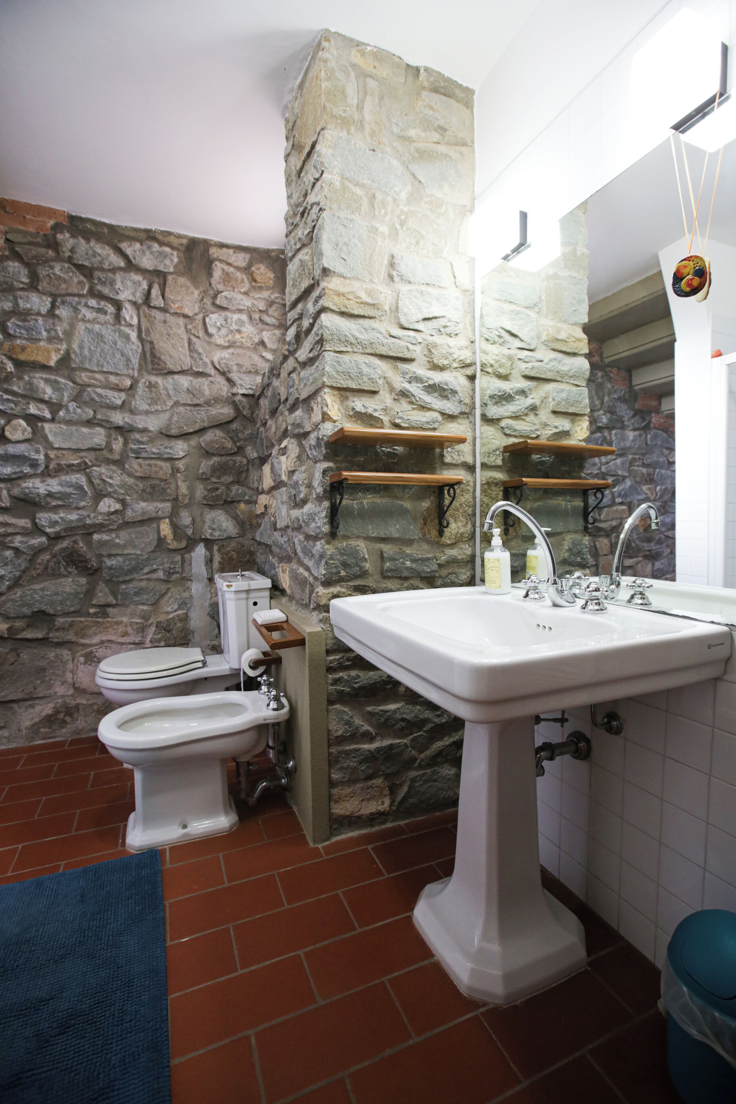 Haartrockner, Handtücher, Seife, Toilettenpapier