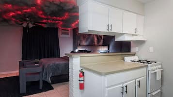 Een koelkast, een microgolfoven, een oven, een kookplaat