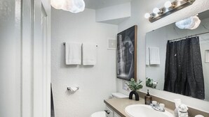 Dusj, miljøvennlige toalettsaker, hårføner og håndklær