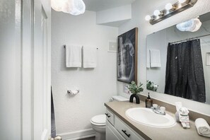 Een douche,  milieuvriendelijk toiletgerief, een haardroger, handdoeken